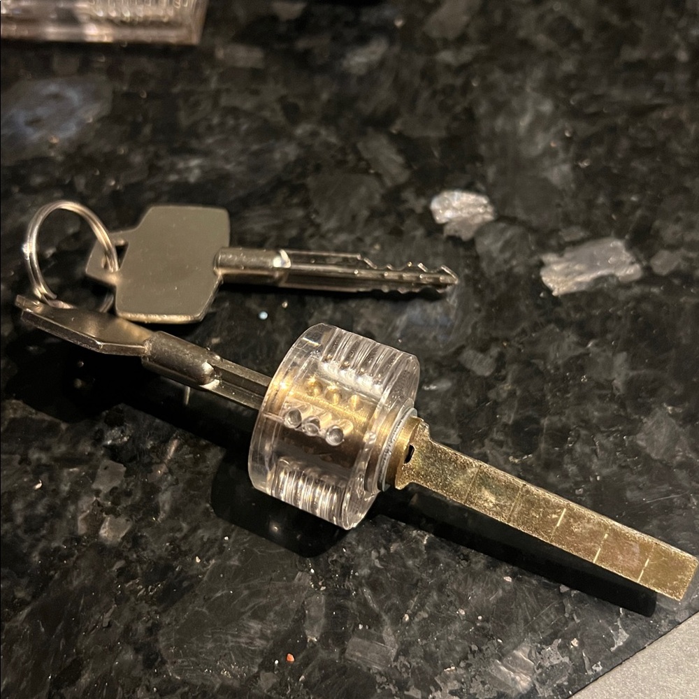 Transparent locks and keys for lock picking practice - Picture 4 of 7
